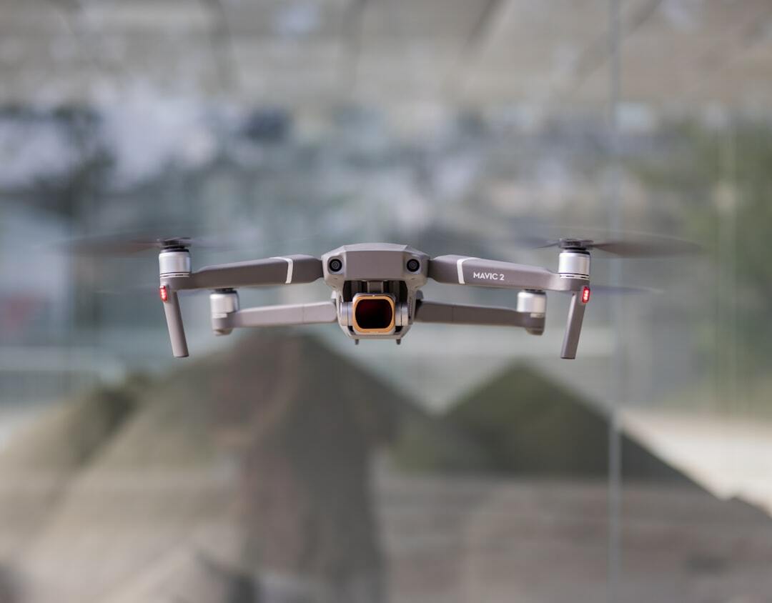 "Drone noir et blanc en vol en formation à Le Mans"