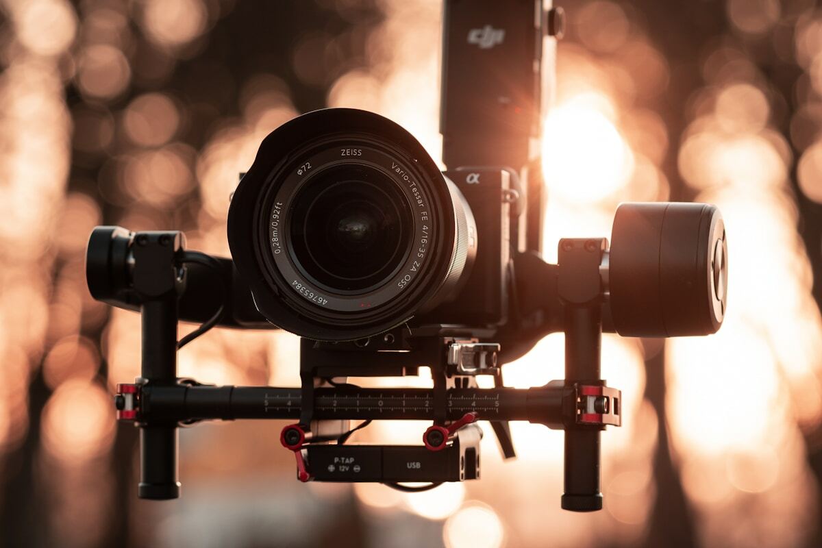 Caméra vidéo professionnelle avec objectif Zeiss sur un stabilisateur.