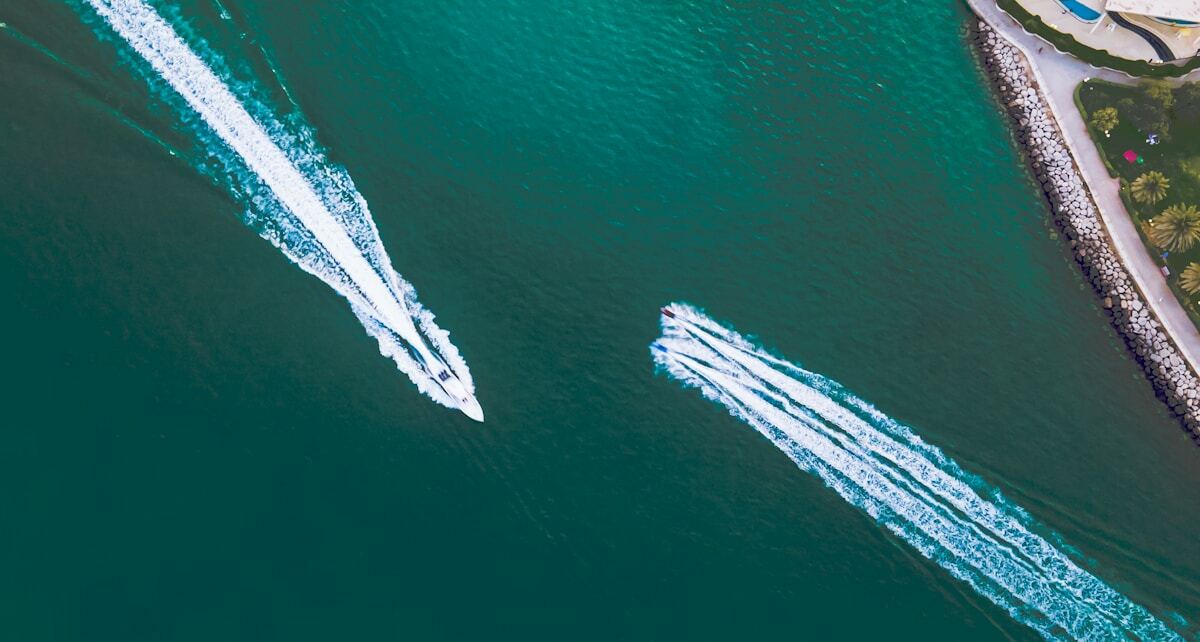 Bateaux à grande vitesse sur l'eau turquoise.