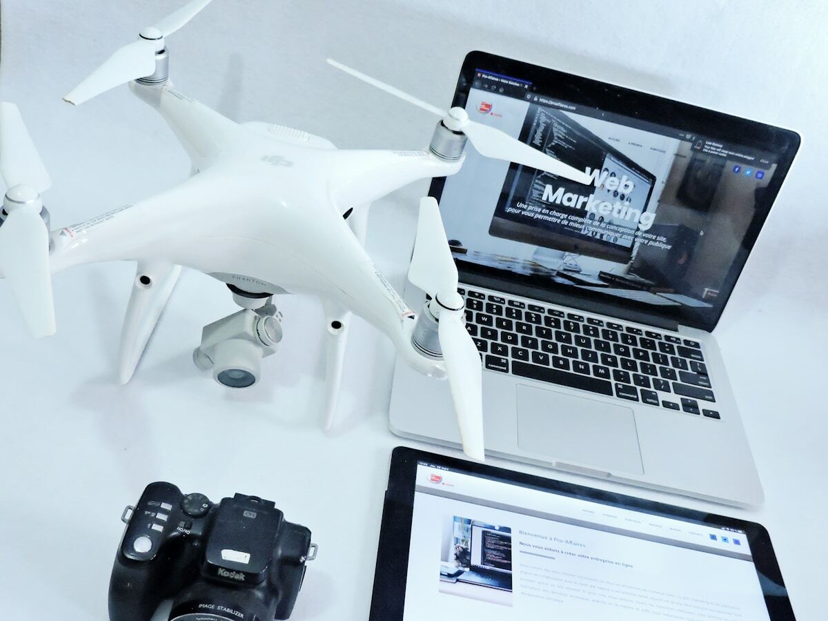 Équipement électronique moderne, ordinateur portable, drone et appareil photo.