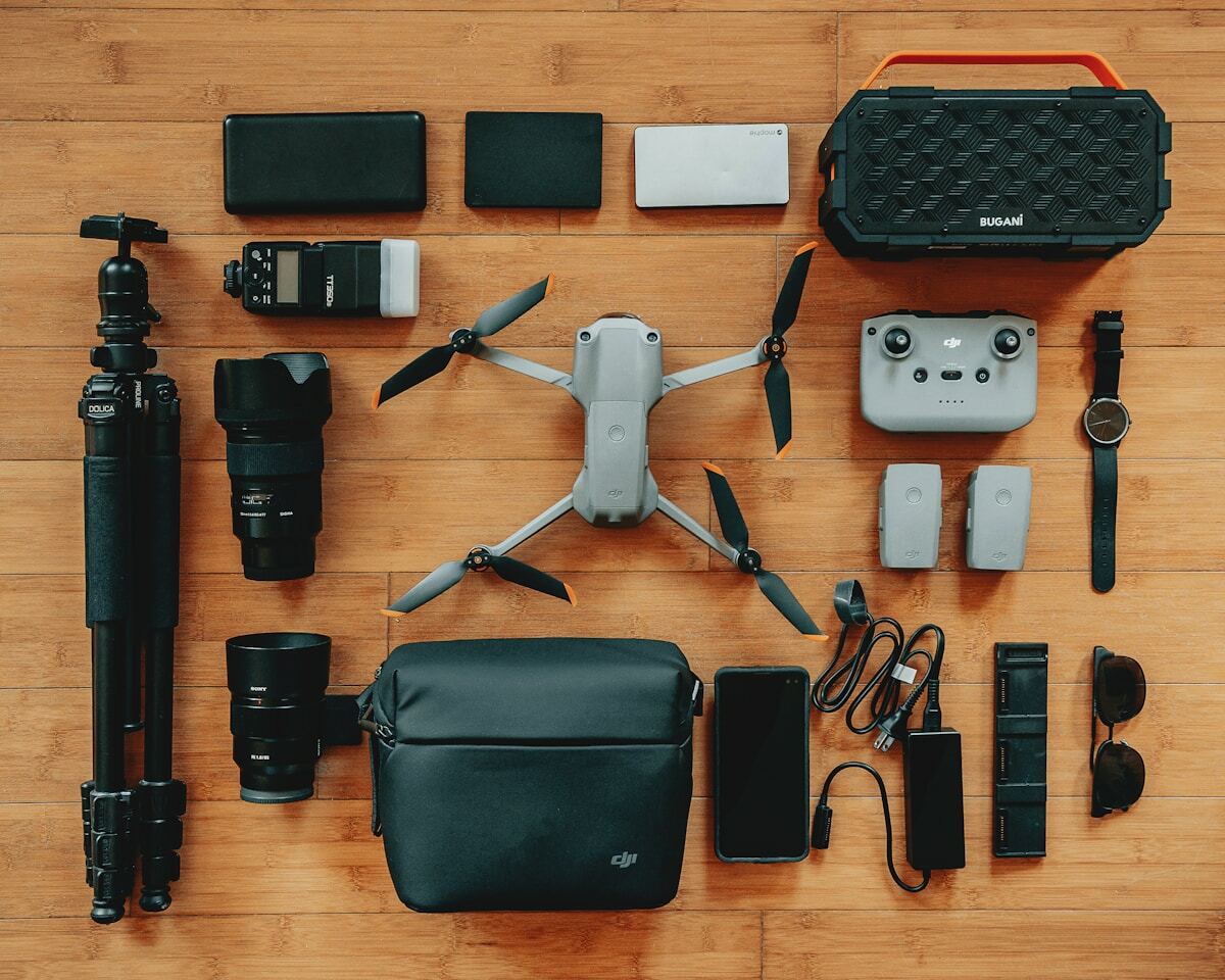 Équipement photographique et électronique sur un fond en bois.