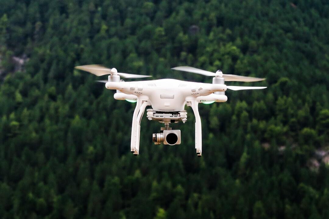 "Drone volant dans le ciel, formation pilote de drone avec Pôle Emploi"