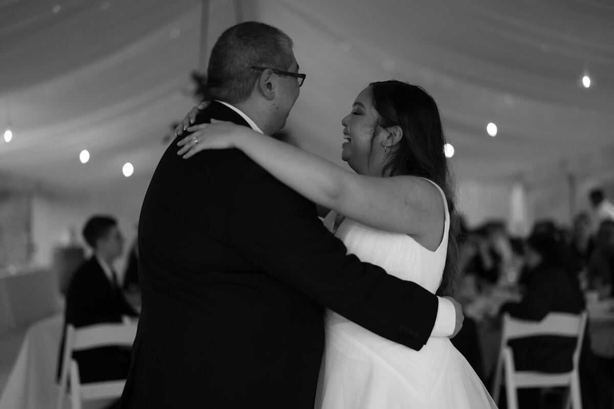 Couple dansant lors d'un événement formel, étreinte affectueuse.