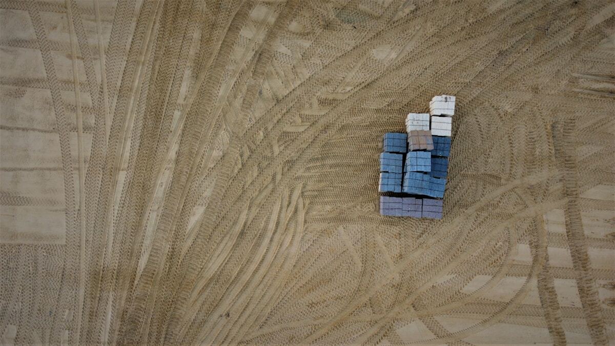 Empilage de blocs de construction colorés sur un fond texturé.