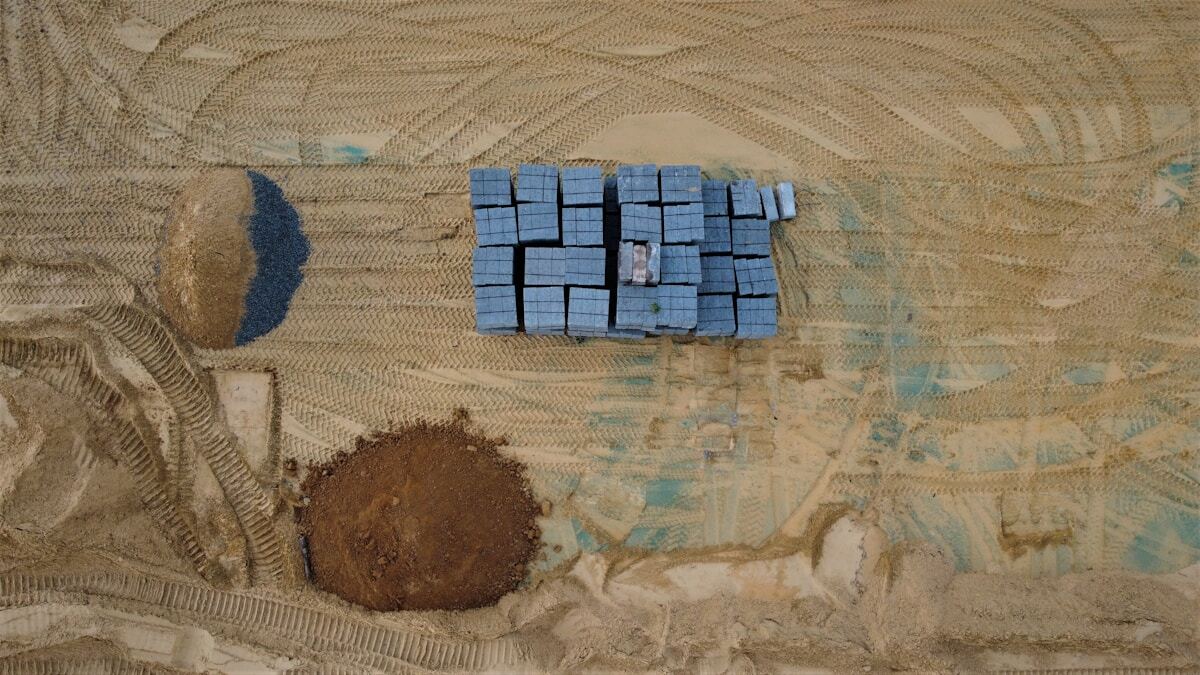 Texture de sable, blocs de construction en désordre, forme abstraite.