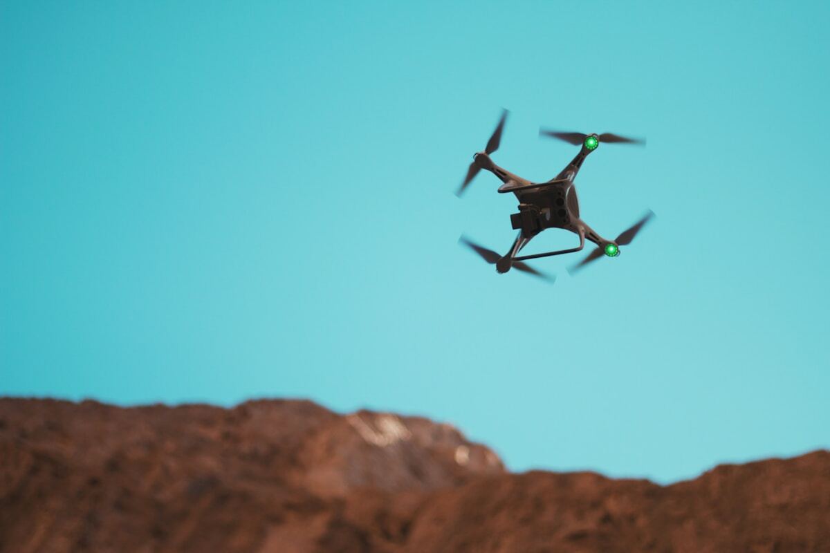 Drone volant au-dessus d'un paysage désertique.