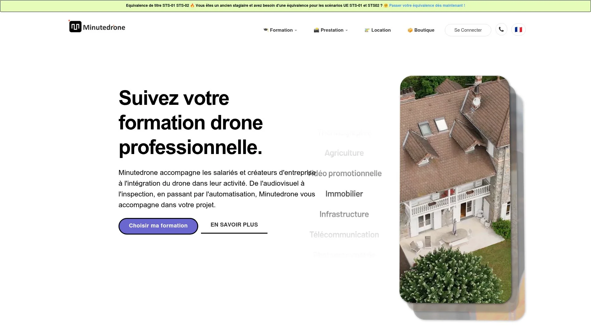 Toit en tuiles d'un bâtiment avec fenêtres, balcon et végétation.