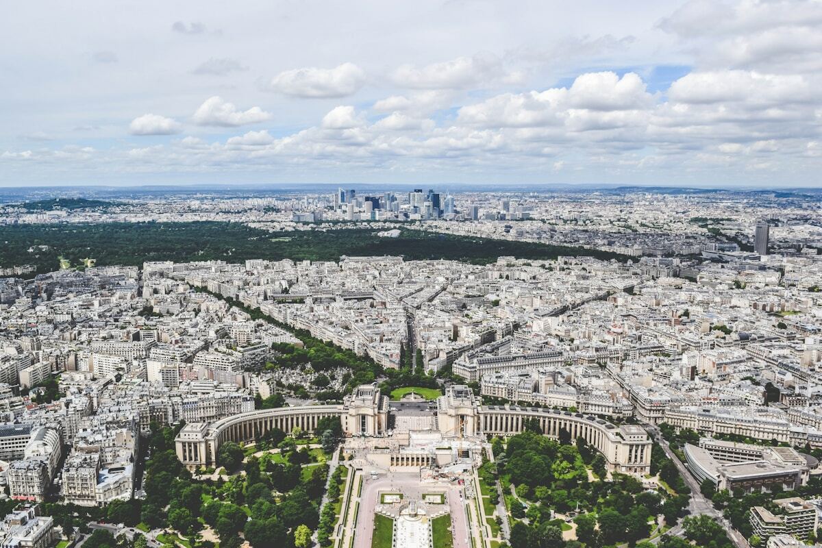 Vue aérienne panoramique de Paris, avec le Palais du Trocadéro et le centre-ville.