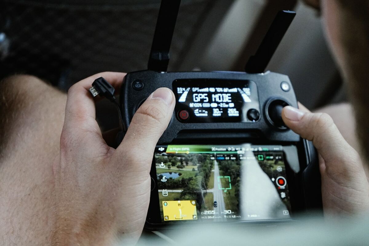 Drone télécommandé avec écran affichant des données de vol.