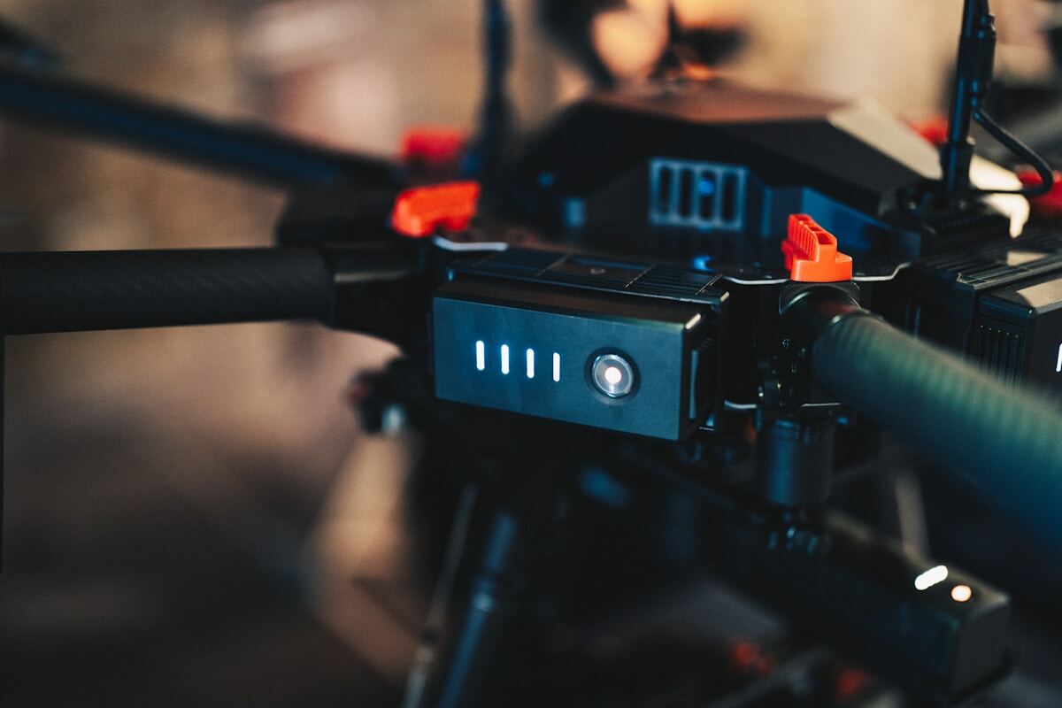 Équipement électronique de production audio-visuelle avec commandes et indicateurs.