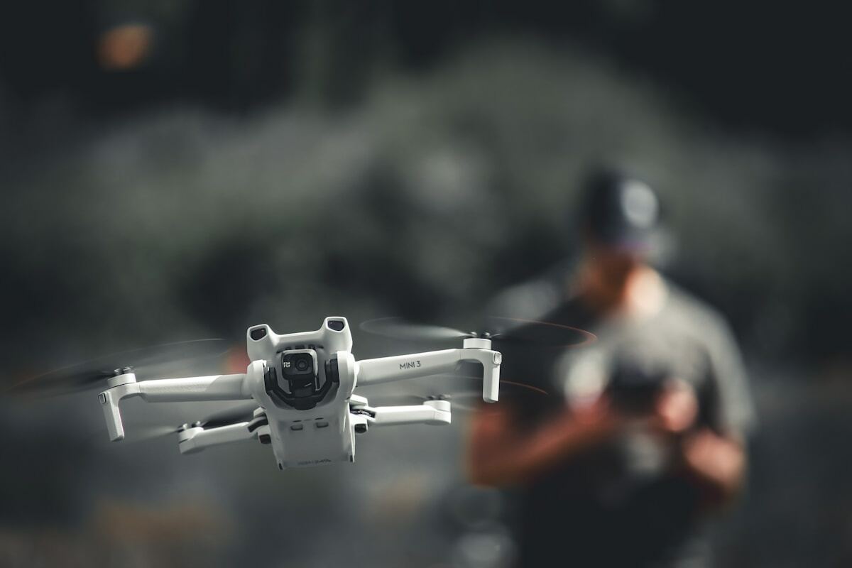 Drone volant avec caméra dans un environnement brumeux.