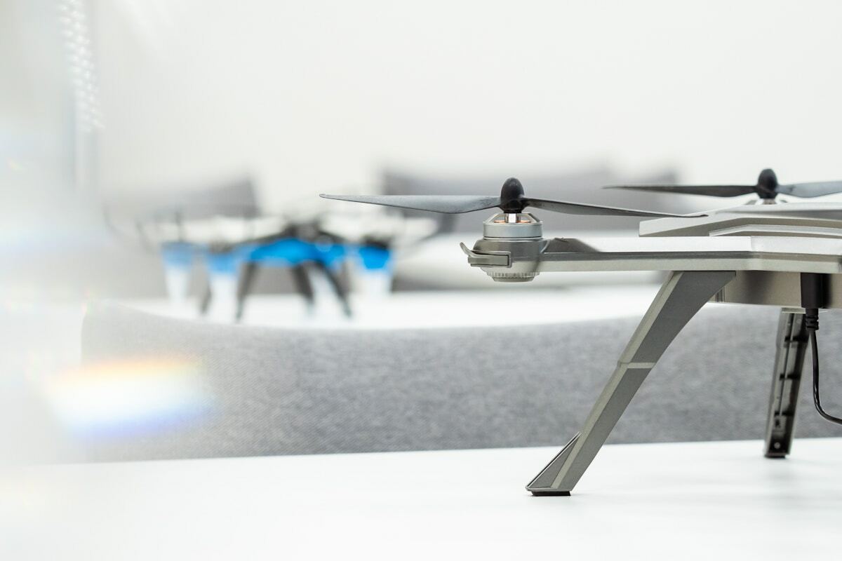 Drones de surveillance électroniques sur un sol gris.